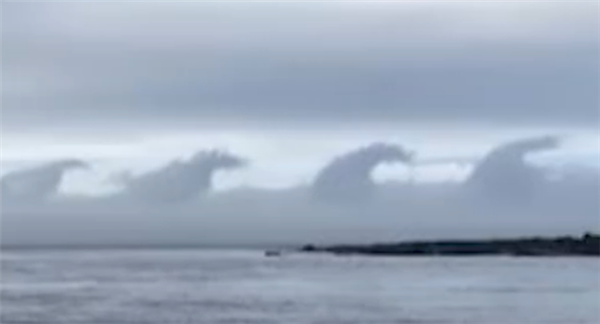 日本惊现“哥斯拉”云朵 酷似怪兽排队行进！专家：自然现象