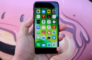 苹果新版iPhone SE曝光：或将使用屏下指纹屏 低配版售价3226元起