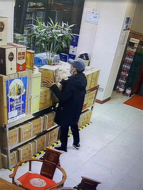 郑州一小伙率烟酒店同行全城擒贼 受到民警褒奖